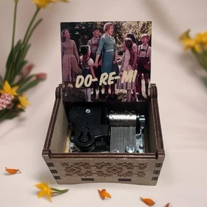 “DO-RE-MI” de la película El sonido de la música hecha a mano cuerda caja de música de madera - Imagen 1 de 2