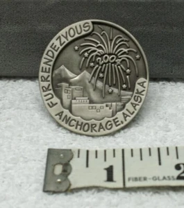 SN589 2004 Pelz Rendezvous Pin Anchorage Alaska Feuerwerk Zinn Neu - Bild 1 von 2