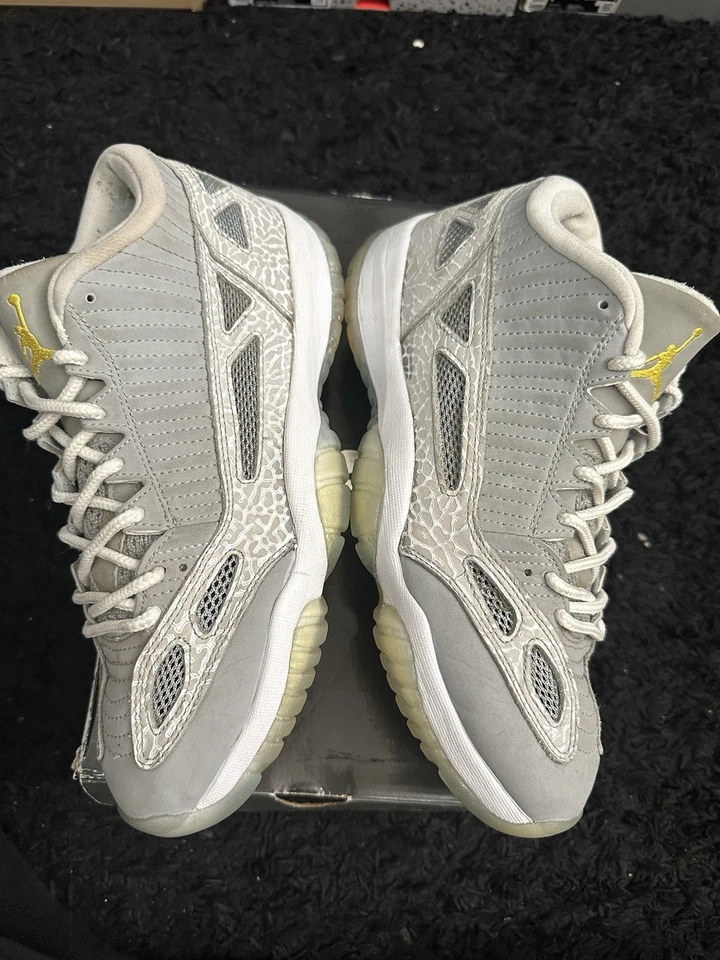 Air Jordan 11 ретро IE низкий серебристый цемент серый нейтральный белый цедра - размер 9,5 - Изображение 1 из 4
