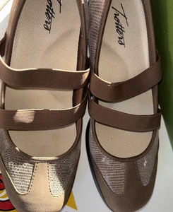 Trotters Josie Mary Jane Damen-Flat, taupe Größe 7 M neu im Karton - Bild 1 von 9
