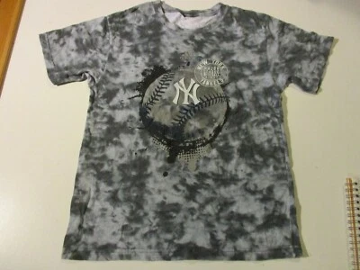 CAMISETA TIE DYE MARCA ADIDAS DE BÉISBOL DE LAS GRANDES LIGAS DE LOS NUEVOS YORK YANKEES - JUVENIL MEDIANA Foto 1 de 4
