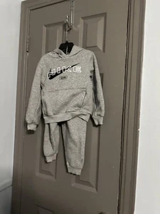 Nike Jungen 2 teiliges Set Hoodie Trainingsanzug Größe 4T XS gebraucht - Bild 1 von 15