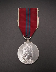 1953 ELIZABETH II CORONATION MEDAL ON RIBBON - Foto 1 di 2