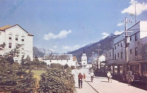 Postal de coches antiguos Sitka Alaska escena de la calle principal iglesia rusa AK - Imagen 1 de 2