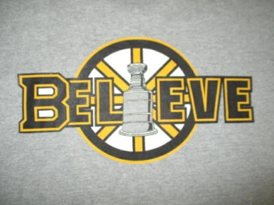 Camisa BOSTON BRUINS Believe Stanley Cup (2XL) SERIE MUNDIAL SUPER BOWL TROFEO NBA Foto 1 de 4
