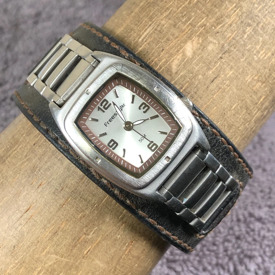 Reloj de cuarzo Freestyle para mujer con remache 63811 esfera plateada puño marrón 29 mm 7" Foto 1 de 1