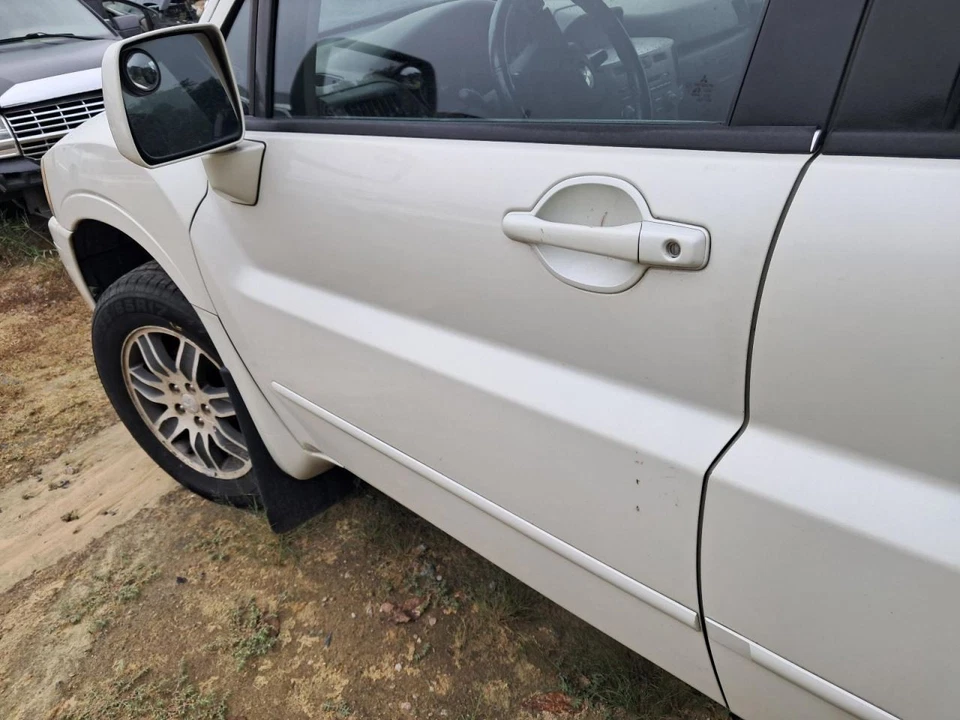 Mitsubishi Endeavor 2005 conductor puerta delantera izquierda carcasa usado SUV de 4 puertas camioneta local Foto 1 de 4