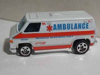 Unidad de respuesta médica ambulancia Hotwheels blanco perla escala 1/64 Foto 1 de 4