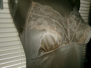 Nuevo de Lote Antiguo Slip ~ Hanes Her Way Full Slip ~ Nylon ~ Busto de Encaje ~ Talla 34 EE. UU. - Imagen 1 de 4