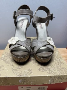 Mujer AMERICAN RAG, SANDALIAS TINA TAUPE, CUÑAS (TACONES 5") Talla 7M - Imagen 1 de 9