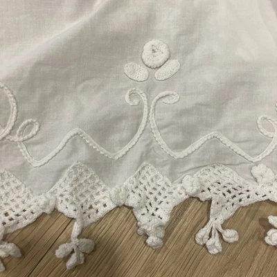 Falda de cama blanca de colección JCP tamaño completo crudo agachada 100 % algodón en caja esquinas divididas Foto 1 de 4