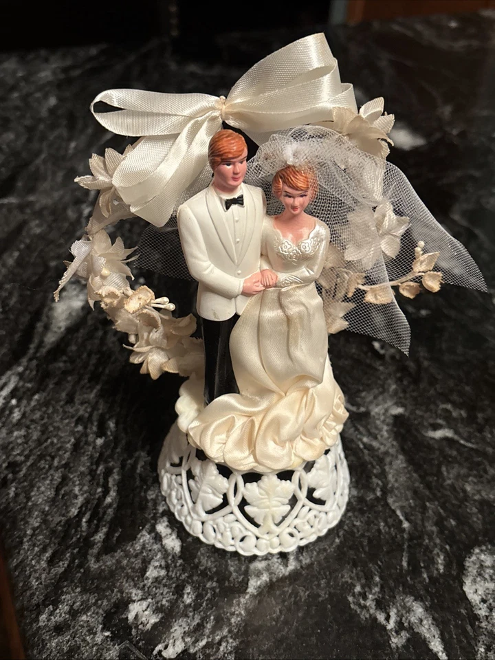 "Vestido de satén y flores de colección 1959 para adorno de pastel de boda con base de plástico, 7"" de alto" Foto 1 de 4