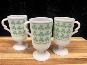 Tazas de café irlandesas de vidrio con leche Lucky Shamrocks de la década de 1950 de colección Día de San Patricio - Imagen 1 de 8