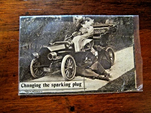 ANTIKE BLECH-POSTKARTE LIZZIE "DIE ZÜNDKERZE WECHSELN" MIT BEN FRANKLIN BRIEFMARKE - Bild 1 von 4