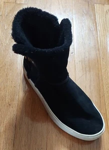UGG  AIKA S/N 1104069 WOMEN'S BLACK SUEDE FAUX FUR LINING ANKLE BOOTS SIZE 9 - Picture 1 of 17