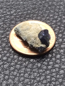 Benitoit Edelsteinminenpräparat Benitoit Kristall auf Wirtsgestein (JTS02) 4,69 TCW - Bild 1 von 16