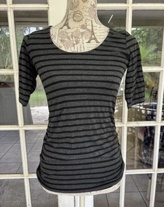 T-shirt premaman A Pea in the Pod XS grigia nera a righe increspate collo a scoop laterale - Foto 1 di 8