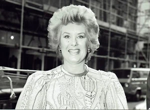 Fotografía de prensa de Sally Ann Howes 1982 vintage - Imagen 1 de 2