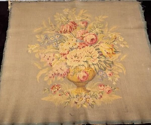 Antico pezzo di arazzo francese sbiadito con urna e fiori UU586 - Foto 1 di 8