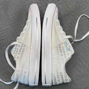 Zapatillas Converse blancas con logotipo plateado para mujer talla 9,5 nuevas en caja - Imagen 1 de 7