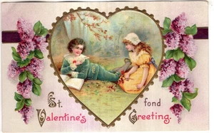 ANTIGUA POSTAL DE SAN VALENTÍN EN RELIEVE JOVEN DAMA Y HOMBRE SOBRE HIERBA, LILAS - Imagen 1 de 2