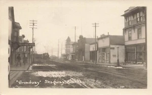 LP46 Skagway Alaska Broadway Street  RPPC Postcard - Imagen 1 de 2