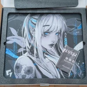 Tapis de souris gaming GLSSWRKS Kazemi Premium Glass bleu édition limitée SN:1618 - Photo 1/5