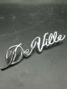 65 66 67 68 69 70 Cadillac DeVille Convertible Cuarto Panel Script Emblema NUEVO - Imagen 1 de 1