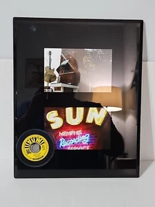 Einzigartiges gerahmtes Foto Sun Studio in Memphis mit einer Elvis Presley Platte - Bild 1 von 5