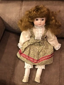 Muñeca Bisque Enesco 16" Nostálgica Country Vestido y Gorro 1985 - Imagen 1 de 9