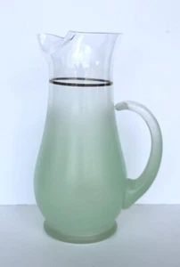 Jarra de vidrio esmerilado verde menta pastel vintage Blendo borde dorado MCM - Imagen 1 de 5