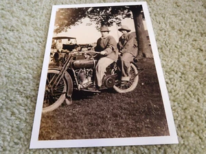 1918 Harley Davidson Motorrad 5"x 7" Foto, mit Lady Riders - Bild 1 von 1