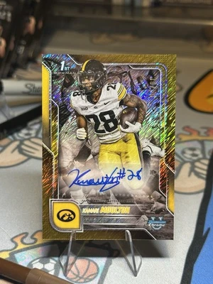 Fútbol americano Bowman Chrome U 2025 Kamari Moulton dorado brillo automático/50 Iowa SP Foto 1 de 2