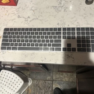 Apple Magic Keyboard with Touch ID and Numeric Keypad A2520 black lightning - Picture 1 of 2