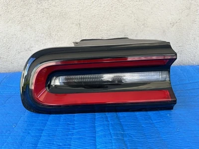 Lámpara trasera izquierda Dodge Challenger 2015-2023 - Mopar (68510771AA) OEM Foto 1 de 4