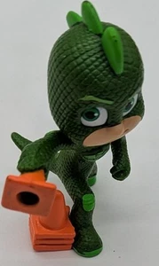 PJ Masks PVC Figure Gekko With Traffic Cones Green Gecko Cake Topper 3" - Picture 1 of 2
