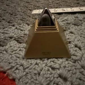 Hermoso reloj despertador vintage años 80 SEIKO PyramidTalk dorado CROMO funciona DA581G - Imagen 1 de 6