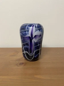 Vaso vetro firmato floreale blu e viola Roger Gandelman 1979 arcobaleno funzionante - Foto 1 di 5