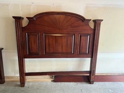 Elegante Juego de Cabecero y Pie de Madera Maciza Estilo Tradicional (Reina/Rey) Foto 1 de 4