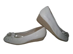 SESTO MEUCCI ITALY WHITE PERFORATED LEATHER LOAFER FLORAL ACCENT WEDGE US 9M HOT - Picture 1 of 17