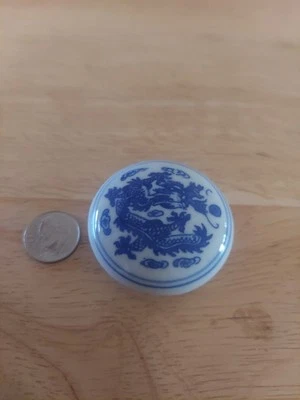 Pequeña caja de porcelana en polvo de maquillaje chino vintage dragón azul y blanco con maquillaje Foto 1 de 3