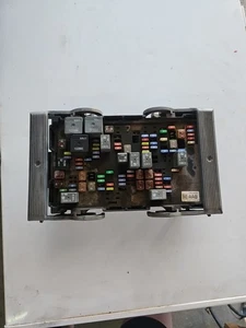 Bloque de conexiones de relé de caja de fusibles 25941368 OEM Cadillac Chevrolet GMC 2010-2014 - Imagen 1 de 4