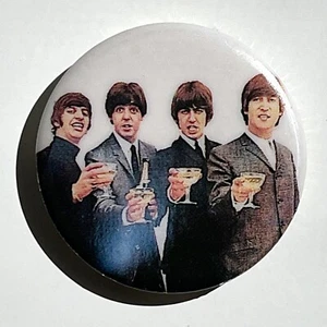 Vintage 1970s THE BEATLES In Italy Pin insignia botón John Lennon Paul McCartney - Imagen 1 de 2