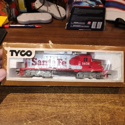 NEW Vintage HO Scale Tyco Diesel Loco Railroad Train Santa Fe #5628 - Image 1 of 4
