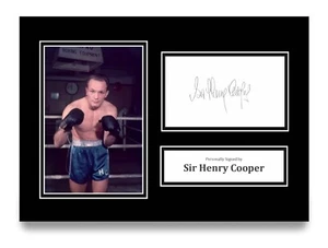 Sir Henry Cooper signed A4 Foto Autogrammkarte Boxen Geschenk Display Memorabilia - Bild 1 von 5