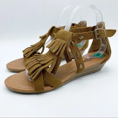 Sandalias Minnetonka Merriam de gamuza con flecos cuña tostada Foto 1 de 4