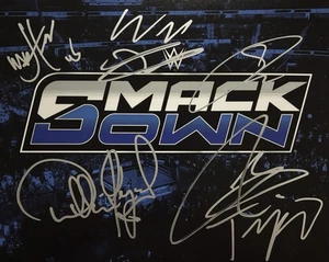 ¡Foto 8x10 firmada por Smack Down! Tiffany Stratton, Drew Mcintyre, Will Regal + con certificado de autenticidad - Imagen 1 de 3