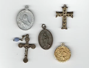 Lot of Small Vitnage Crucifix Cross Pendants - Pray for Us - Souvenir - Picture 1 of 2