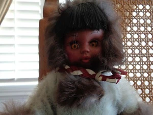 Vintage Alaskan Eskimo Puppe mit Handschuhen, Lederstiefeln und Pelzmantel - Bild 1 von 9
