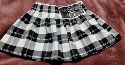 Minifalda plisada a cuadros blanca y negra con hebilla Forever 21 Foto 1 de 3